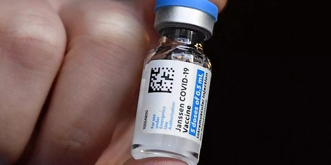 ARCHIV - 03.03.2021, USA, Hartford: Die Apothekerin Madeline Acquilano hält im Hartford Hospital eine Dosis mit dem Corona-Impfstoff des US-Pharmakonzerns Johnson & Johnson. US-Behörden empfehlen Aussetzung von Johnson & Johnson-Impfungen