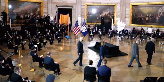 13.04.2021, USA, Washington D.C.: Nancy Pelosi, Sprecherin des US-Repräsentantenhauses, Joe Biden (l), Präsident der USA, und Chuck Schumer (2.v.r), Demokratischer Mehrheitsführer im Senat, kapitol trauerfeier