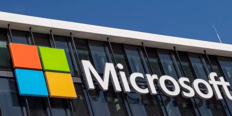 Das Microsoft Logo hängt an der Fassade eines Bürogebäudes in der Parkstadt Schwabing in München. Foto: Peter Kneffel/dpa