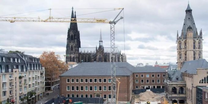 Blick auf die Baustelle «Archäologische Zone - Jüdisches Museum MiQua» - im Hintergrund der Kölner Dom und das Historische Rathaus. Foto: Rolf Vennenbernd/dpa Blick auf die Baustelle «Archäologische Zone - Jüdisches Museum MiQua» - im Hintergrund der Kölner Dom und das Historische Rathaus. Foto: Rolf Vennenbernd/dpa