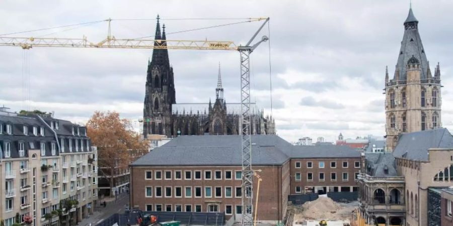 Blick auf die Baustelle «Archäologische Zone - Jüdisches Museum MiQua» - im Hintergrund der Kölner Dom und das Historische Rathaus. Foto: Rolf Vennenbernd/dpa