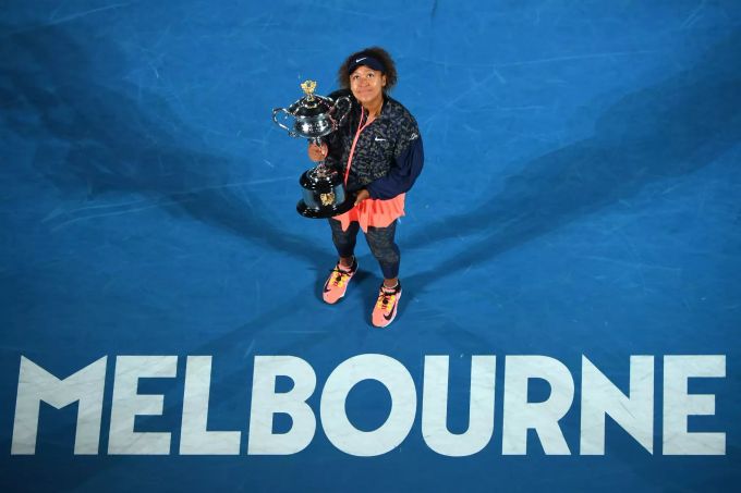 Die Japanerin Naomi Osaka hält die Trophäe nach ihrem Turniersieg. Australian Open Naomi Osaka