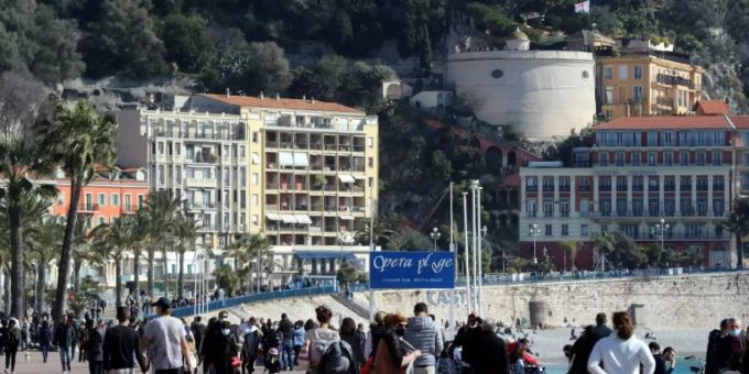 Das schöne Wetter lockte viele an die Uferpromenade von Nizza. nizza