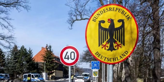 Polizei-Kontrolle an der deutsch-tschechischen Grenze. Foto: Ondøej Hájek/CTK/dpa Polizei-Kontrolle an der deutsch-tschechischen Grenze. Foto: Ondøej Hájek/CTK/dpa