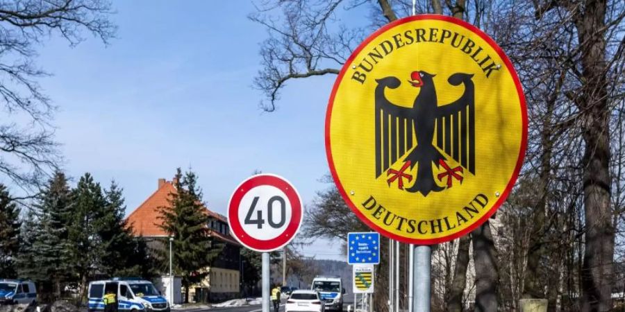 Polizei-Kontrolle an der deutsch-tschechischen Grenze. Foto: Ondøej Hájek/CTK/dpa