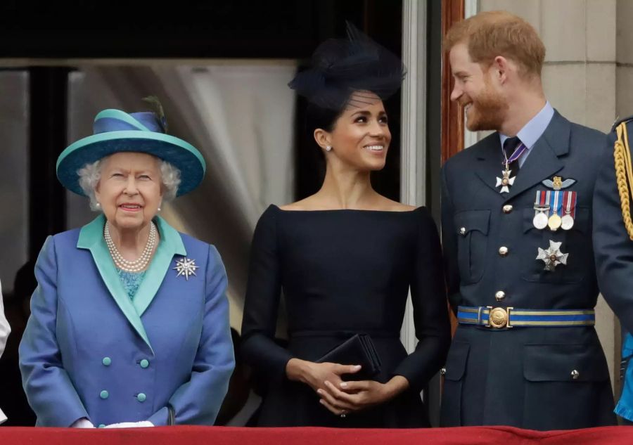 Da war alles noch gut: Queen Elizabeth, ihr Enkel, Prinz Harry und Meghan Markle auf dem Palast-Balkon.