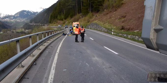 Der Motorradlenker wurde verletzt. Unfall