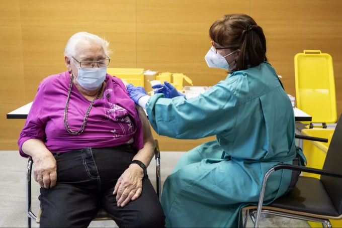 Emmi Zimmerli wird an ihrem 89. Geburtstag in einem Altersheim in Gelterkinden gegen Covid-19 geimpft. impfung Altersheim cronavirus