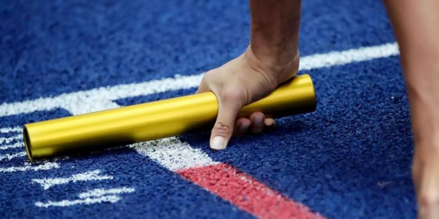 Eine Athletin wartet mit dem Staffelstab auf den Start. Zwei DLV-Staffeln haben in Polen das Olympia-Ticket gelöst. (Symbolbild). Foto: Michael Kappeler/dpa