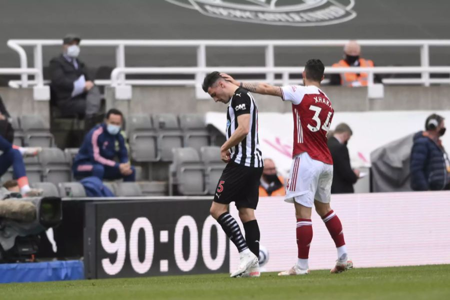 Nati-Teamkollege und Arsenal-Stratege Xhaka tröstet den 29-Jährigen bei seinem Abgang.