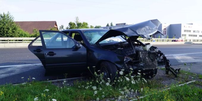 Ein Fahrzeug steht nach einer Kollision auf der Autobahn A4 in Fahrtrichtung Zürich. (Symbolbild) Fahrzeug Unfall Autobahn