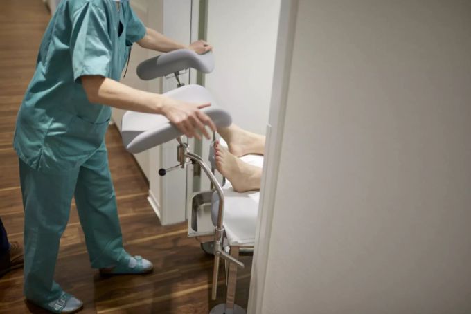 Eine Pflegerin bringt einen Patienten in sein Zimmer zurück. (Symbolbild) Pflegerin