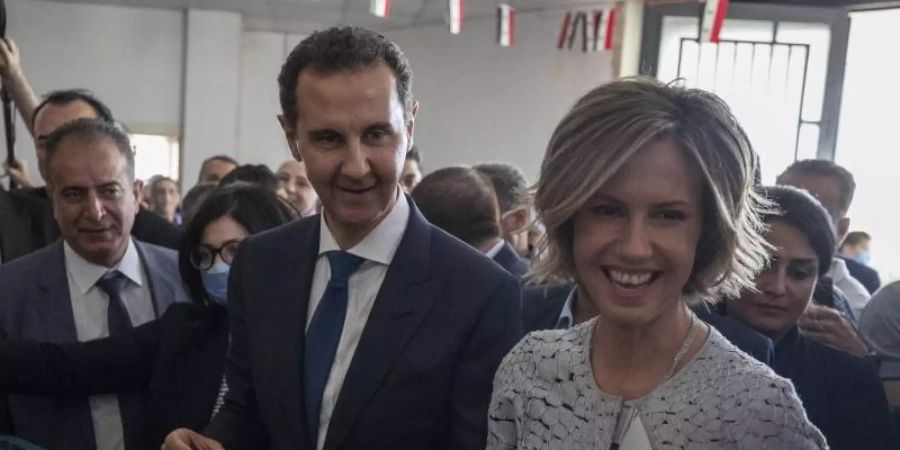 Syriens Präsident Baschar al-Assad und seine Frau Asma geben ihre Stimmen ab. Foto: Hassan Ammar/AP/dpa