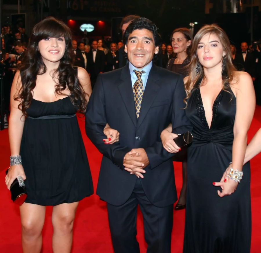 Diego Maradona mit seinen zwei Töchtern Giannina (l.) und Dalma.