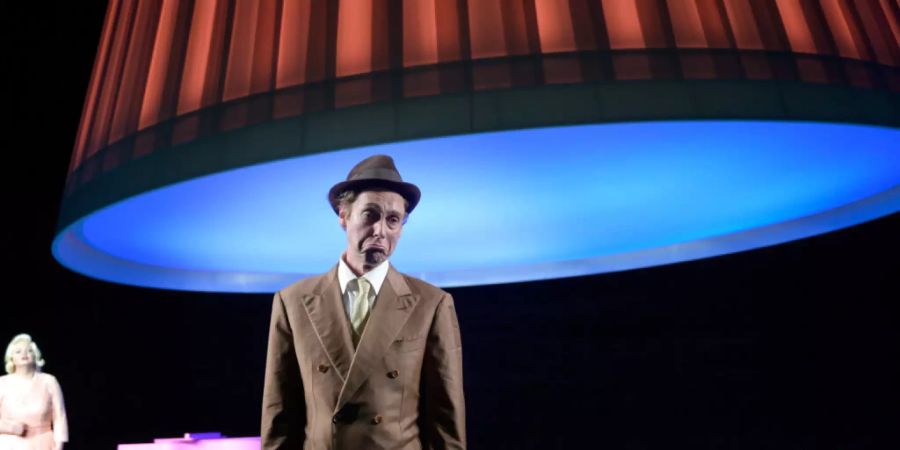 Günter Papendell als Hofkapellmeister und Flurina Stucki als seine Frau in Herbert Fritschs Inszenierung von Richard Strauss' Opernkomödie «Intermezzo».