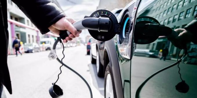 Ein Mann nimmt an einem Auto mit Plug-in-Hybrid-Antrieb in Berlin-Mitte den Ladestecker raus. Foto: Christoph Soeder/dpa Ein Mann nimmt an einem Auto mit Plug-in-Hybrid-Antrieb in Berlin-Mitte den Ladestecker raus. Foto: Christoph Soeder/dpa