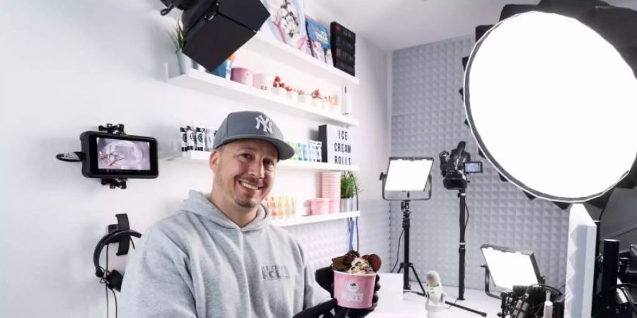 Gil Grobe, Youtuber, erreicht mit seinen kalten Kreationen ein Millionen-Publikum in aller Welt - vor allem in Asien und den USA. Foto: Christian Charisius/dpa