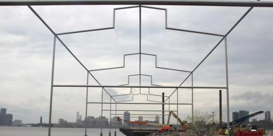 Die Umrisse eines längst abgerissenen Hafengebäudes am Ufer von Manhattan hat der US-Künstler David Hammons mit einer neuen Skulptur wieder auferstehen lassen. Foto: Christina Horsten/dpa