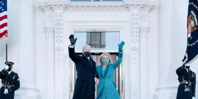 Joe Biden und Jill Biden am Nordeingang des Weissen Hauses. Bald begrüssen sie eine Kätzin in der Familie. Foto: Alex Brandon/Pool AP/dpa Joe Biden und Jill Biden am Nordeingang des Weissen Hauses. Bald begrüssen sie eine Kätzin in der Familie. Foto: Alex Brandon/Pool AP/dpa