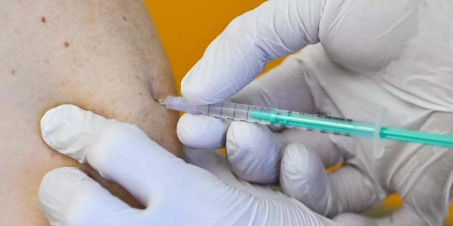 Die Stiko empfiehlt die Impfstoffe von Johnson & Johnson und von Astrazeneca in der Regel für Menschen ab 60. Die Vakzine können aber nach ärztlicher Aufklärung und bei «individueller Risikoakzeptanz» weiter auch Jüngeren verabreicht werden. Foto: Patrick Pleul/dpa-Zentralbild/ZB