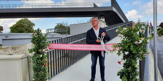 Gemeinderat Markus Uhlmann hat das Band feierlich durchschnitten und den neuen Übergang offiziell eröffnet. Gemeinderat