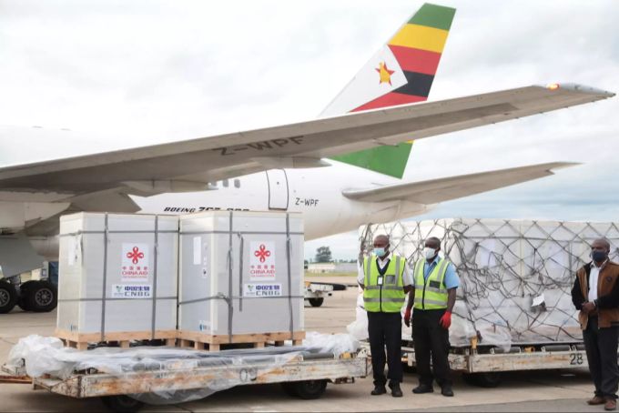 Die ersten Impfdosen des chinesischen Herstellers Sinovac erreichen Harare. China hat 200'000 Impfdosen nach Simbabwe geliefert. Coronavirus Impfung Afrika China