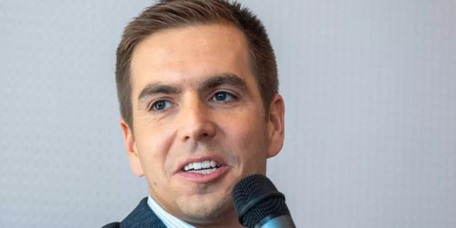 Glaubt nicht, dass die Europameisterschaft in diesem Jahr nur in Deutschland ausgetragen wird: Philipp Lahm. Foto: Armin Weigel/dpa