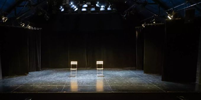 Weg vom traditionellen Bühnenmodell: Die Macher des Teatro Dimitri denken über ein Publikum in Bewegung nach. Weg vom traditionellen Bühnenmodell: Die Macher des Teatro Dimitri denken über ein Publikum in Bewegung nach.