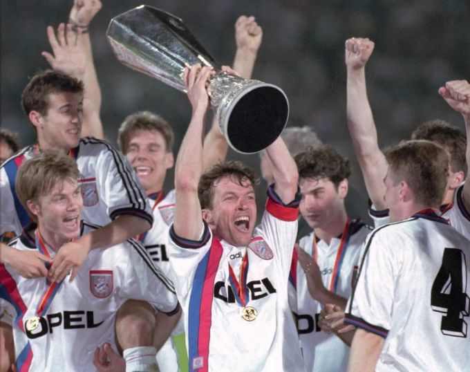 Auch den Uefa-Cup holt Lothar Matthäus mit Bayern München. Im Hintergrund: Ciriaco Sforza. Lothar Matthäus