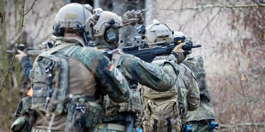 Bundeswehrsoldaten müssen sich zukünftig einer stärkeren Sicherheitsüberprüfung unterziehen. Foto: Kay Nietfeld/dpa