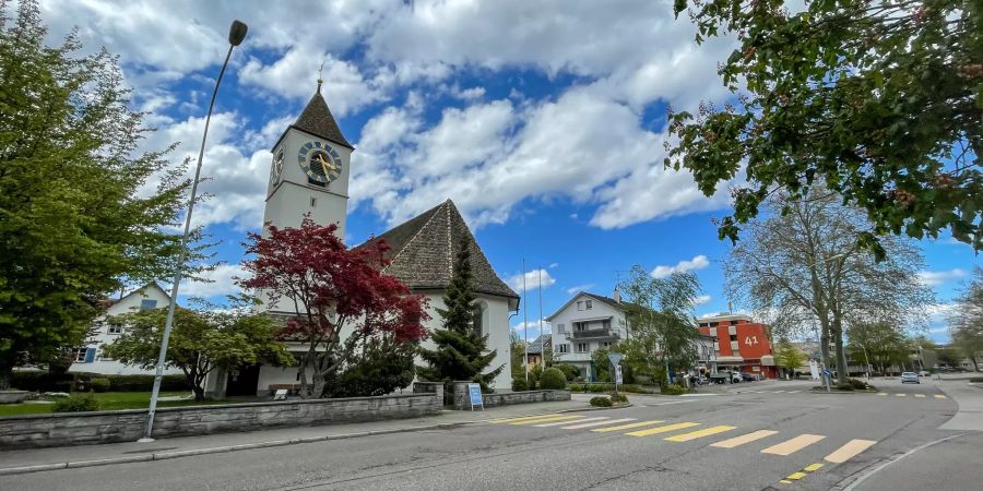 Die ref. Kirche Furttal im Zentrum von Regensdorf.