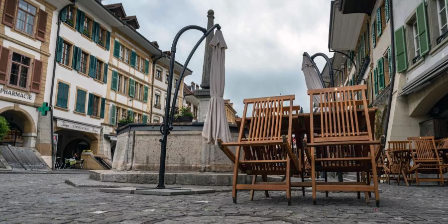 Zusammengeklappte Stühle in der Hauptgasse in Murten.