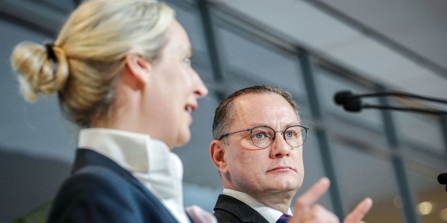 Die AfD-Politiker Alice Weidel und Tino Chrupalla - ihre Partei soll mehr als 100 Rechtsextremisten im Bundestag beschäftigen.
