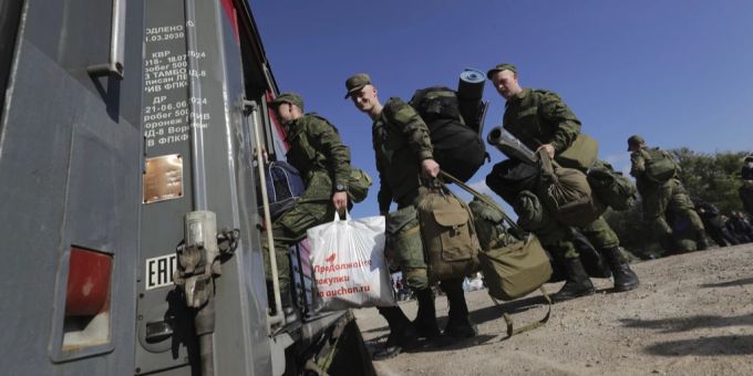 Einberufene Russen besteigen einen Zug. Ukraine-Krieg
