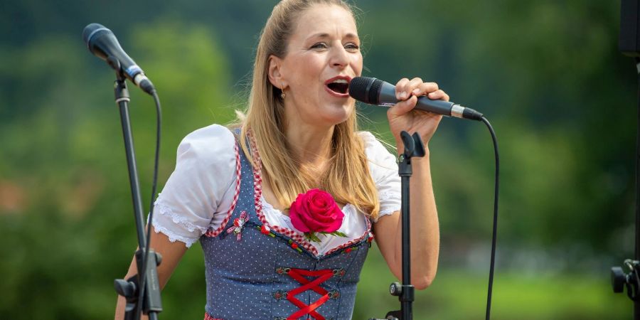 Stefanie Hertel ist eigentlich durch ihre Schlager-Hits berühmt geworden, doch mittlerweile hat sie auch Spass an anderen Genres.