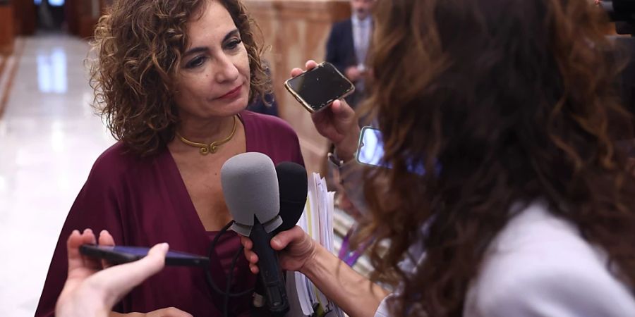 Die Finanzministerin MarÌa Jes ̇s Montero gibt bei ihrer Ankunft zu einer Plenarsitzung des Abgeordnetenhauses eine Erkl‰rung gegen ̧ber den Medien ab. Foto: Eduardo Parra/EUROPA PRESS/dpa