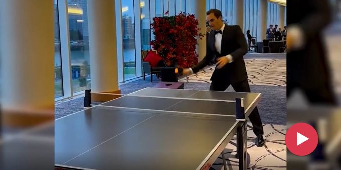 «Warm-up vor Gala» - Roger Federer kann es auch am Ping-Pong-Tisch!