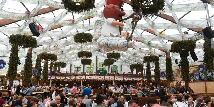 Wärme von innen: Auf dem Oktoberfest gibt es in diesem Jahr auch Glühwein. Wärme von innen: Auf dem Oktoberfest gibt es in diesem Jahr auch Glühwein.