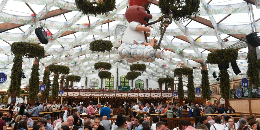 Wärme von innen: Auf dem Oktoberfest gibt es in diesem Jahr auch Glühwein.