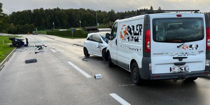 Die vier beteiligten Fahrzeuge in Kollisionsendstellung