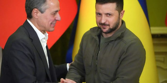 Cassis zusammen mit dem ukrainischen Präsidenten Selenskyi in Kiew. Cassis zusammen mit dem ukrainischen Präsidenten Selenskyi in Kiew.