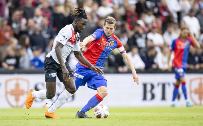 Allen Njie (FC Aarau) gegen Fabian Frei (FC Basel) im Schweizer Cup. FC Aarau FC Basel