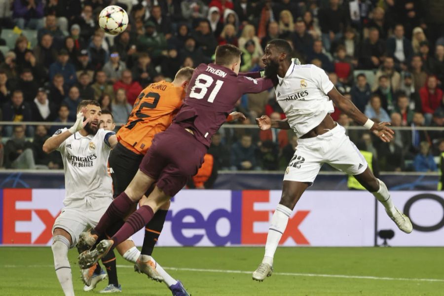 Beim Kopfball knallt Rüdiger mit Schachtar-Goalie Trubin zusammen.