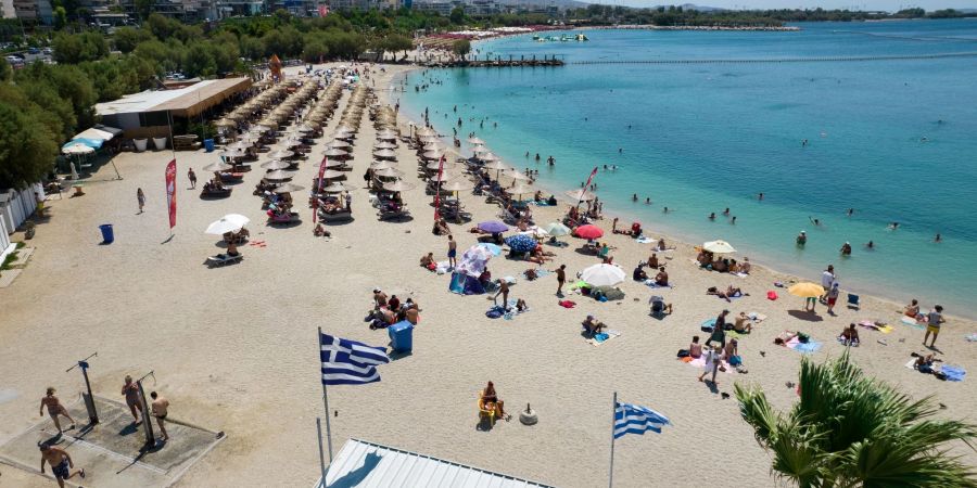Strandurlaub im Vorort Alimos in Nähe der griechischen Hauptstadt Athen.