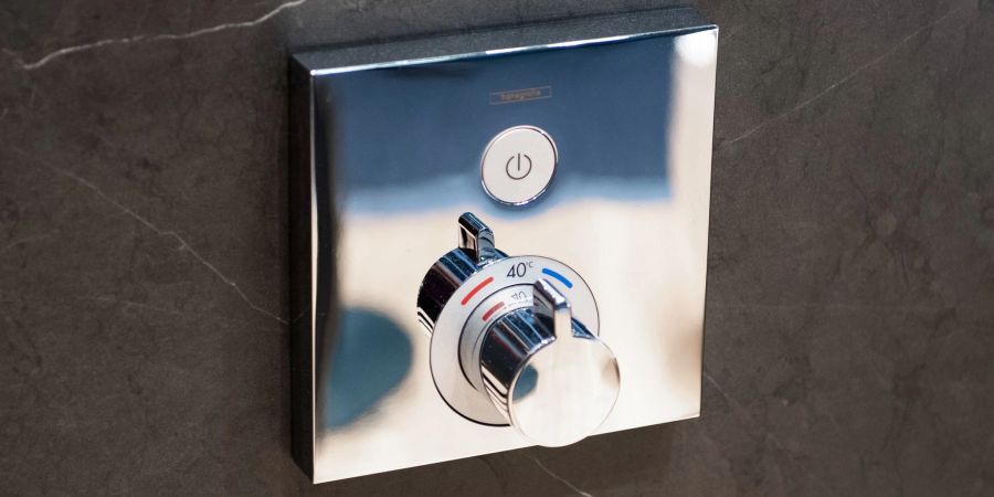 Angenehmes Bade- und Duschwasser hat in der Regel nur rund 40 Grad. Daher kann man auch gut die Grundeinstellung des Warmwassers im Haus auf bis zu 60 Grad herunterregeln.