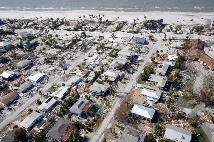 Der US-Bundesstaat Florida wurde ordentlich verwüstet. Diese Luftaufnahme zeigt beschädigte Häuser und Trümmer nach Hurrikan «Ian». (Wilfredo Lee/AP/dpa) ian