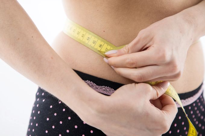 Betroffen vom Ausbleiben der Menstruation ohne Schwangerschaft sind vor allem sehr schlanke und sportliche Frauen, die nach einem sehr strengen Ernährungsplan leben. Metermass Slip Frau Bauch