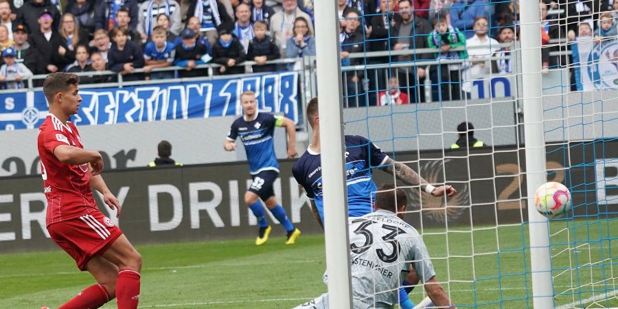 Fortuna-Keeper Florian Kastenmeier (r) kann das Tor von Darmstadts Patric Pfeiffer (nicht im Bild) nicht verhindern.