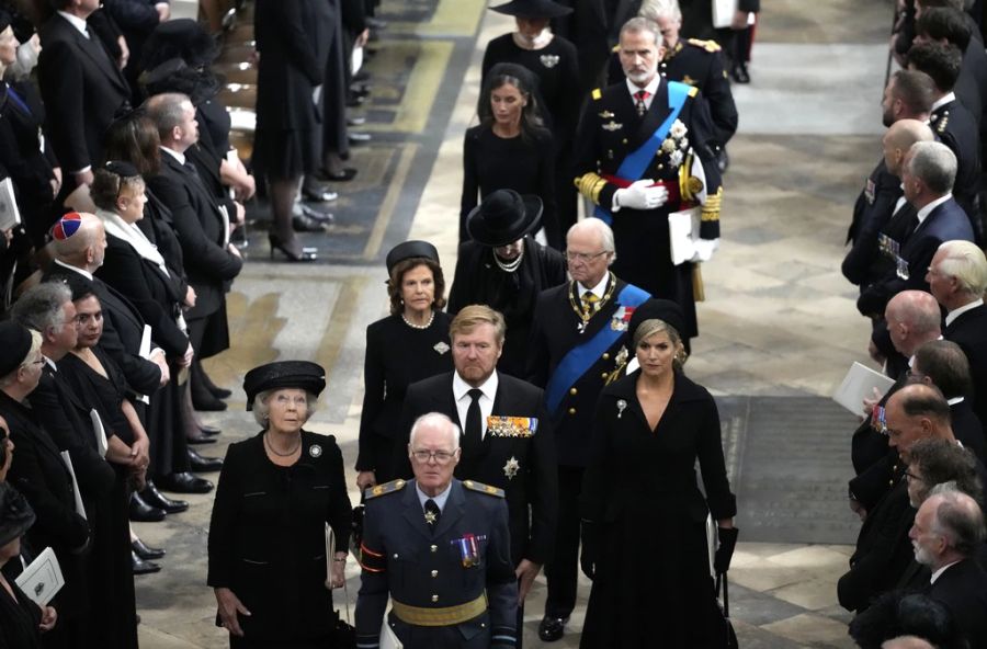 Die niederländischen Royals Königin Beatrix, König Willem-Alexander und Königin Maxima waren ebenfalls dabei. Hinter ihnen gehen Schwedens König Carl Gustaf und Königin Silvia.