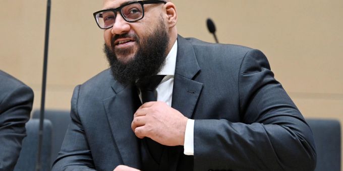 Der Komponist und Produzent Moses Pelham wartet im Bundesgerichtshof (BGH) auf den Beginn seiner Verhandlung. Der Komponist und Produzent Moses Pelham wartet im Bundesgerichtshof (BGH) auf den Beginn seiner Verhandlung.